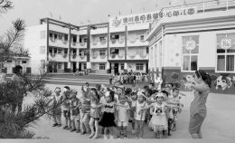 近年来，陕西省洛川县积极实施国家学前教育行动计划，兴建城乡统一高标准幼儿园23所，目前全县适龄儿童入园率由2010年的69.5%提升到95.6%。图为7月21日，洛川县旧县镇中心幼儿园大班的孩子在幼儿园活动。